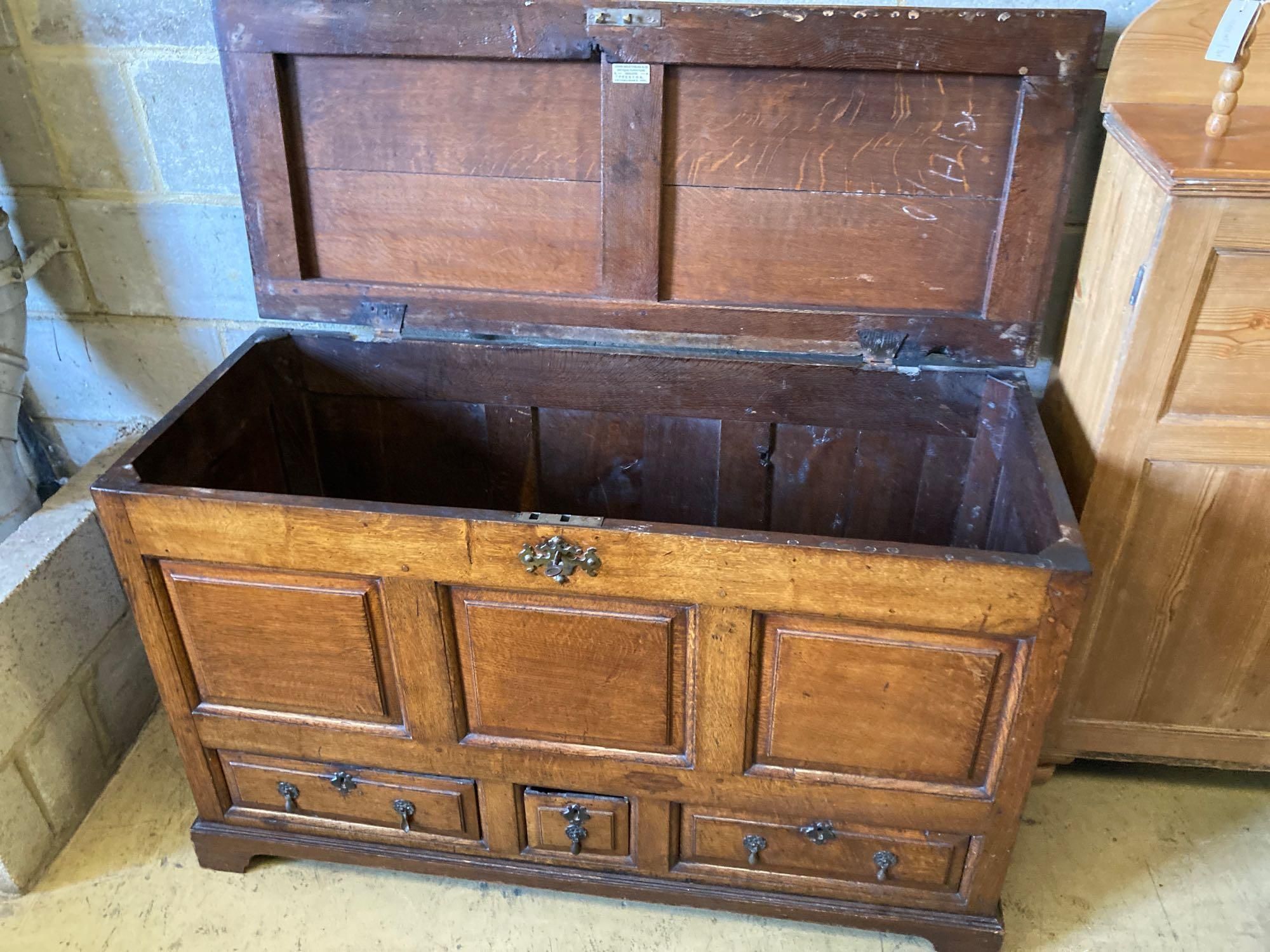 An oak mule chest (modified), width 128cm